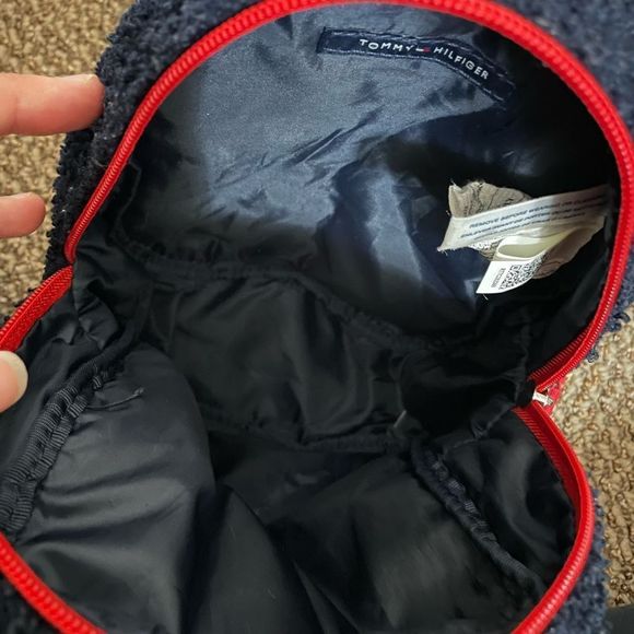 𝅺TOMMY Hilfiger Mini Backpack - Picture 5 of 7